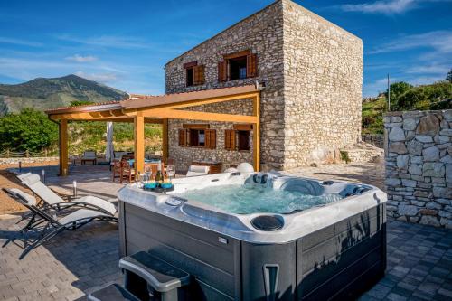 Castellammare del Golfo Villa | Villa Stone Walls with Jacuzzi