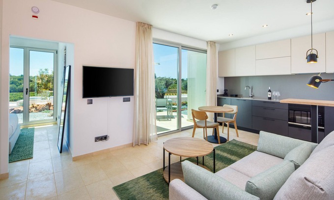 Estombar Apartment | Villa Suite 13 - The Vines