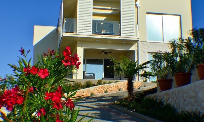 Susica Apartment | Villa Summer Dreams - a peacful oasis in Murter - suitable for family and groups