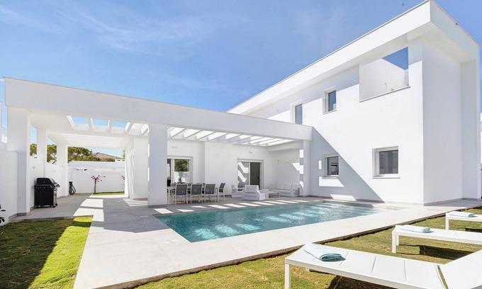 Poblado Sancti Petri House | Villa Tahiti with Private Pool, Wi-Fi, and Air Conditioning