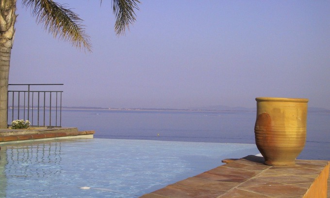Carqueiranne Villa | villa T5 + independent studio T2 - infinity pool on the sea -