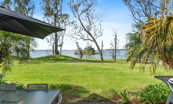 Mulwala Villa | Villa Tarni Unit 7 Lake Mulwala frontage and short walk to all clubs