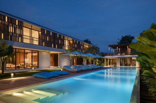 Berawa Villa | Villa Toro Spacious 6BR Walk to Beach