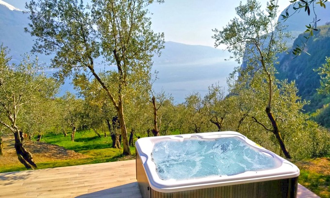 Arias Apartment | Villa Vagne Sunset Lake View Patio