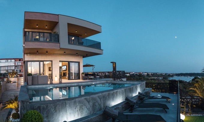 Medulin Villa | Villa Vie in Medulin for 10 people with heated pool, wellness and home cinema