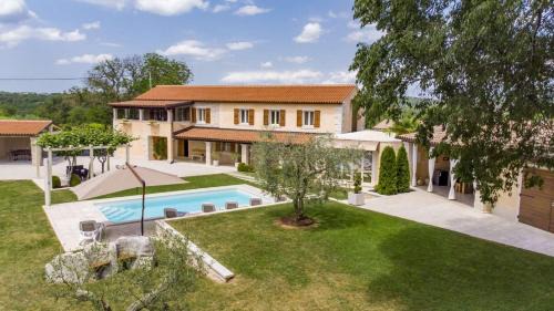 Beram Villa | Villa Viscum in Central Istria for 8 persons with large garden - pet friendly