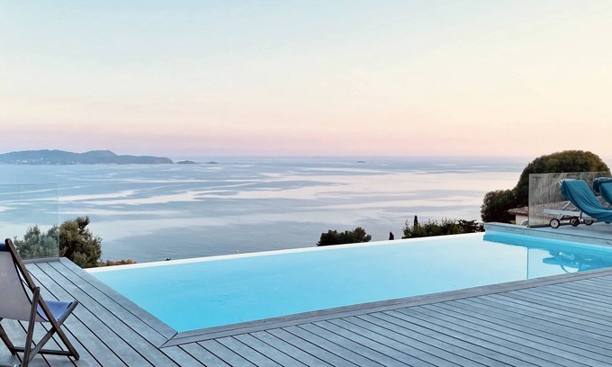 Carqueiranne House | Villa vue mer Exceptionnelle , Piscine à Débordement Face à Giens