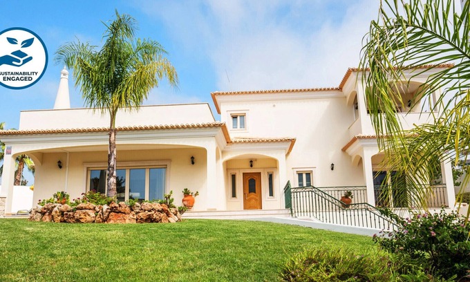 Montechoro Villa | Villa w/heatable pool & BBQ in Albufeira