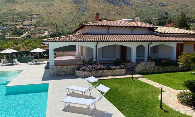 Castellammare del Golfo Villa | Villa with swimming pool and garden near Scopello