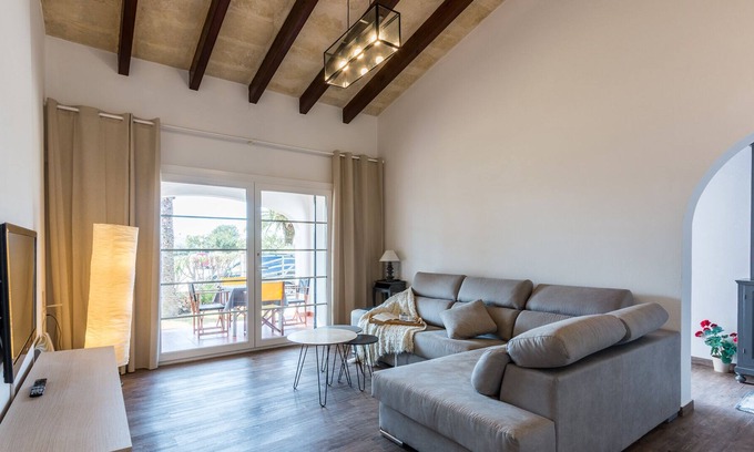 Cala en Blanes Ski Chalet | Villa with large pool 500 meters from the beach