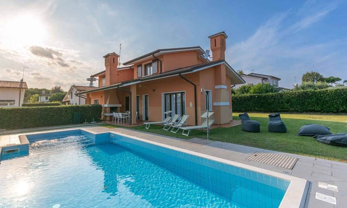 Isola Albarella Villa | Villa with air conditioning, garden and pool