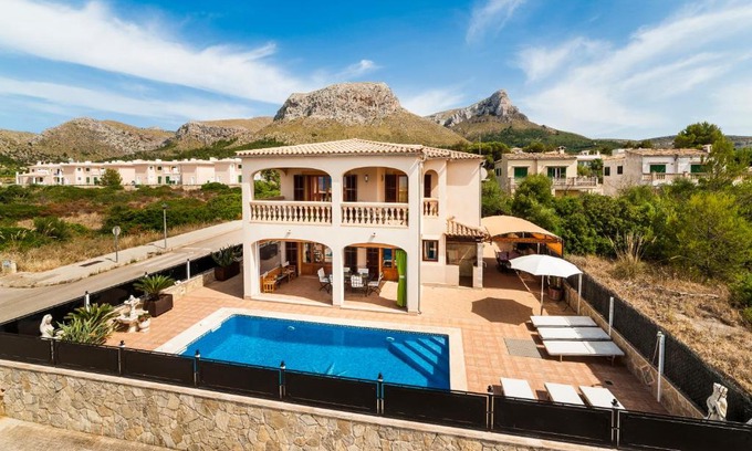 Urbanizacion Mont Ferrutx Ski Chalet | Villa with pool and sea views.