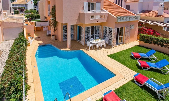 Quarteira Villa | Villa with pool, 5 minutes from from the beach