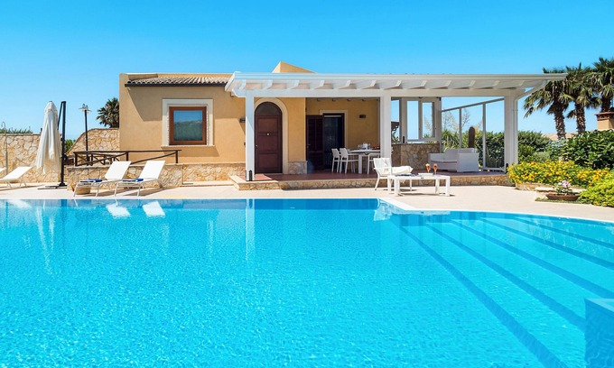 Custonaci Villa | Villa with pool by the sea in Trapani, Sicily