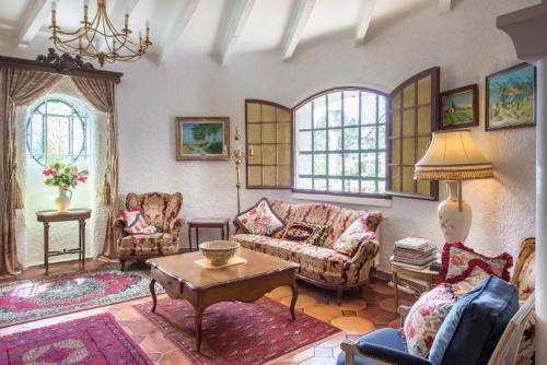 Beaucaire Villa | Villa with pool in Provence -Villa Romantique sleeps up to 12 4 in optional gite