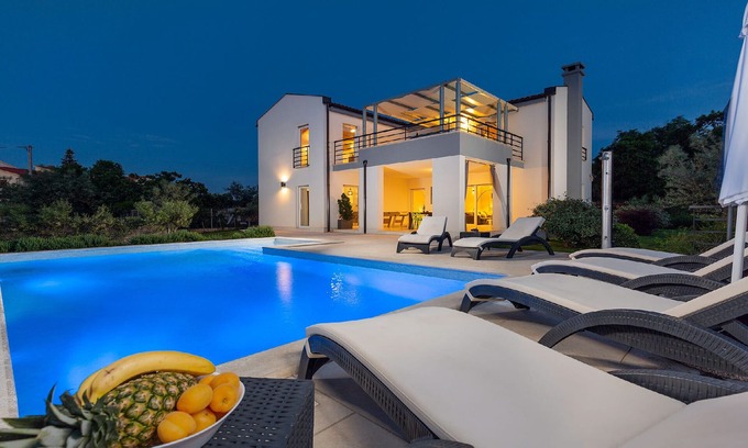 Stinjan Villa | Villa with private pool, 600 m to the sea, 10 people, garden, free WiFi, parking