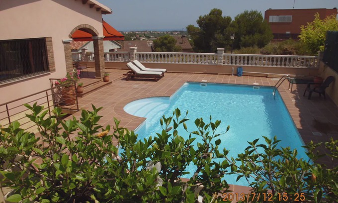 Roda de Bara House | VILLA WITH SWIMMING POOL-PRIVATE GARDEN 2KM FROM THE BEACH.