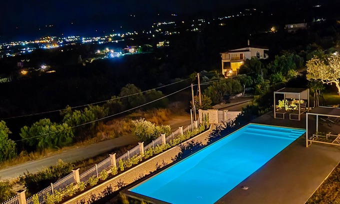 Kiparissia Villa | Villa With Unimpeded View to the Gulf of Kyparisia Next to the Medieval Castle
