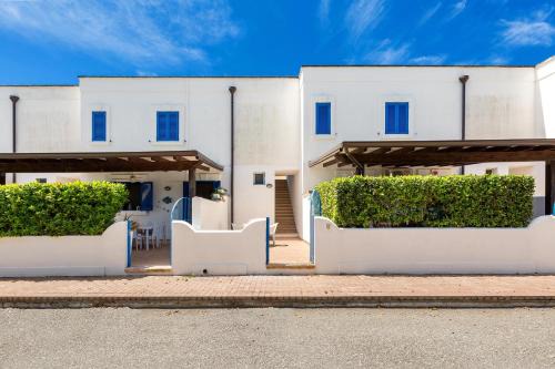 Porto Cesareo House | Villini Andromeda by BarbarHouse