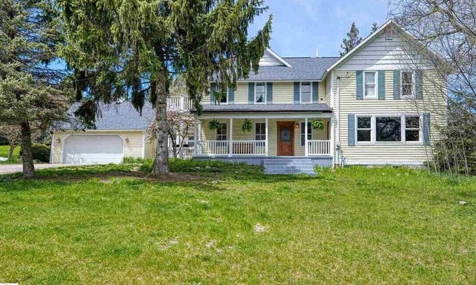 Suttons Bay Other | Vineyard Views House & Guest House, Suttons Bay - close to Traverse City, Leland
