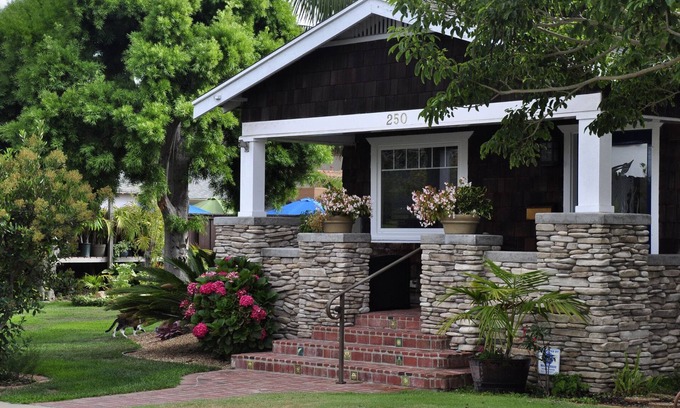 Encinitas House | Vintage Bungalow - 1 Block to Beach Acesss
