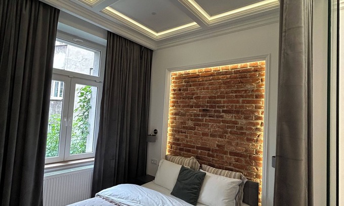 Stradom Apartment | Vintage Charm in Old Town Krakow -8 min walk to Krakow’s Main Square! Sleeps 6