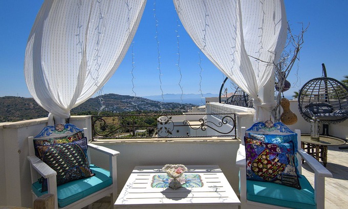 Geris Villa | Vintage Villa with your own private pool, stunning rooftop bar & hot tub