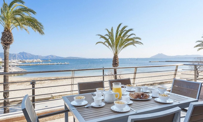 Puerto de Pollensa Apartment | Vistamar I frontline sea Apt. in a prime location in Puerto Pollensa