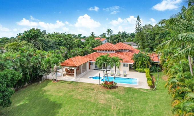 Vivero Villa | Vivero 24: Cozy villa w/pool, Jacuzzi, waiter and housekeeper