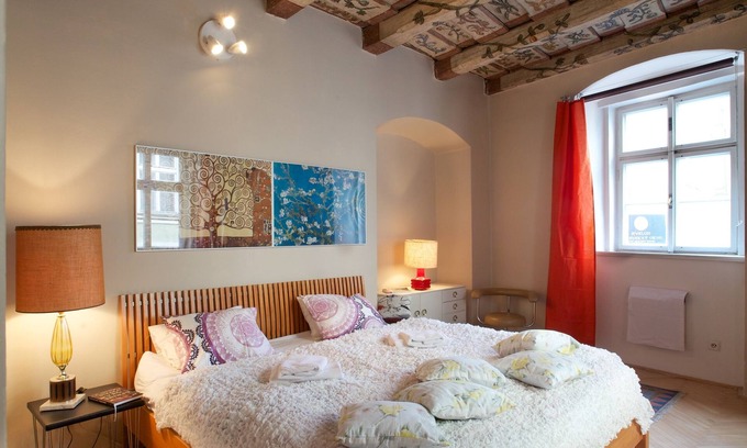 Mala Strana Apartment | Vlasska 9 - Beautiful Historic 17th century Apt for 2 near Castle - City Centre