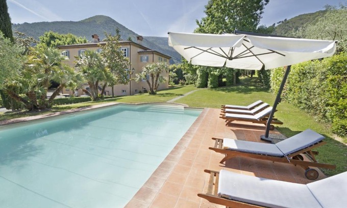 Vorno Villa | Vorno Villa Sleeps 12 Pool Air Con WiFi