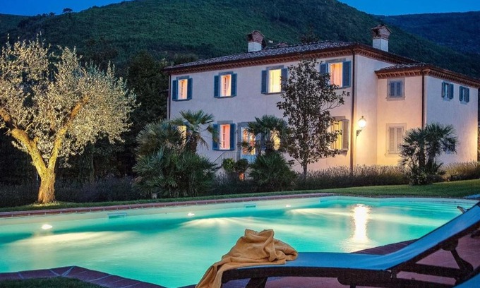 Vorno Villa | Vorno Villa Sleeps 12 with Pool Air Con and WiFi