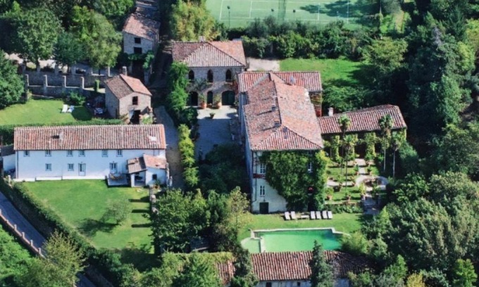 Vorno Villa | Vorno Villa Sleeps 24 with Pool Air Con and WiFi