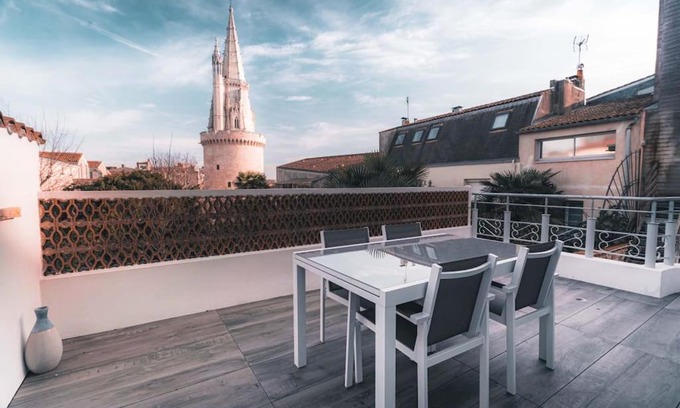 La Rochelle City Centre Apartment | Vue Superbe sur Tour de la Lanterne T2 avec Terrasse Remparts 2