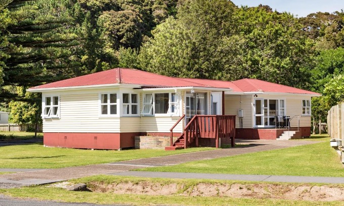 Paihia House | Waitangi Beach Bach 30B