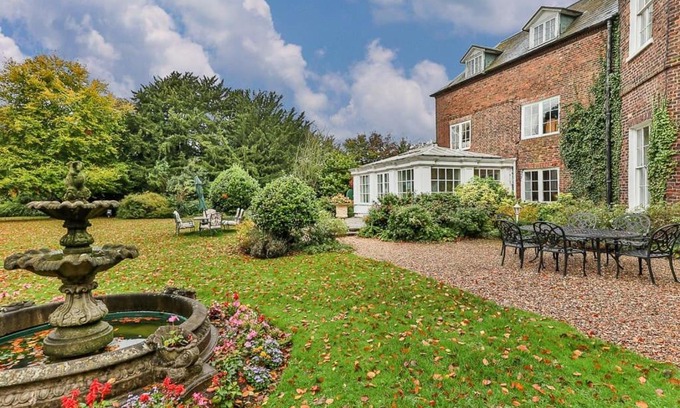 Alkborough Villa | Walcot Hall - Stunning Stately Home set in 27 acres of parkland and sleeping 16+