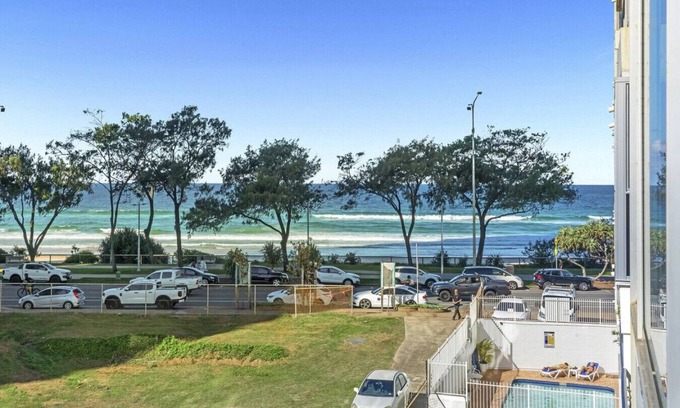 Gold Coast Apartment | Walk across to the Beach 2Bedroom Unit at Central Surfers with Parking & Netflix