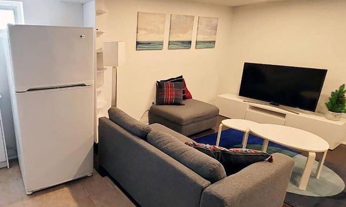 Thornhill House | Walk-out Basement Apt. 1 bedroom+den. Free parking