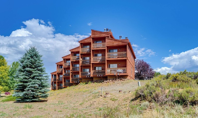 Angel Fire Apartment | Walk to Angel Fire Resort: Getaway w/Balcony