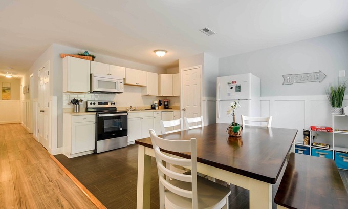 Atlantic Beach House | Walk to Atlantic Beach: Family Gem w/Fenced Yard