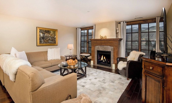 Avon Condo | Walk to Avon | Free Shuttle to the Slopes | Pool & Hot Tub!