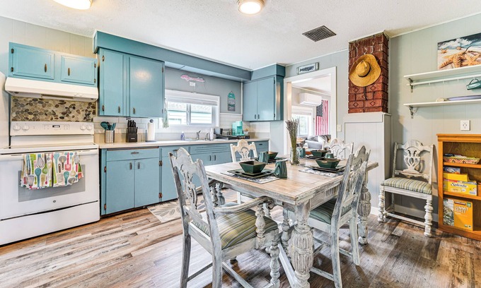 Moclips Cottage | Walk to Beach: Charming Home - 3 Mi to Seabrook