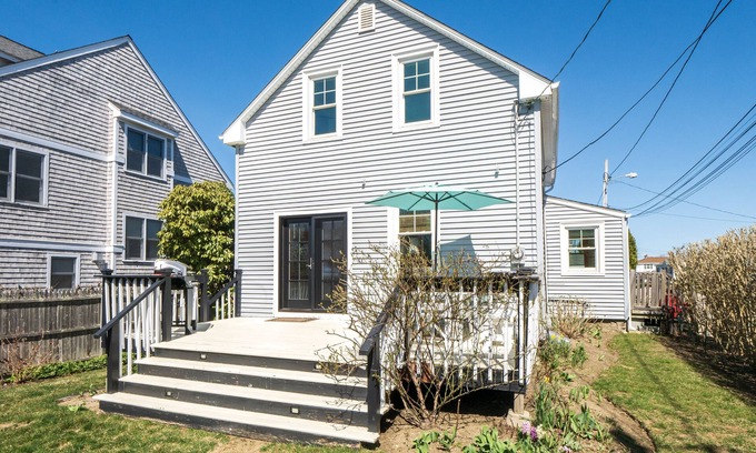 Newport East House | WALK to BEACH/CLIFF WALK! FANTASTIC Location! Newport so close! Pets OK! Deck!