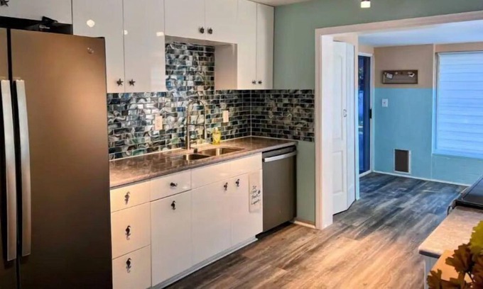 Roberta Heights In Oakdale Park Cottage | Walk to Beach Cottage with a Lemon tree.