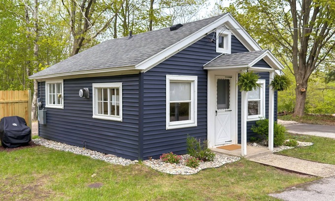 Frankfort Cottage | Walk to Beach & Dtwn: Frankfort Cottage w/BBQ