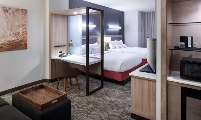 Clearwater Beach Hotel | Walk to Beach! Four Great Units! Complimentary Buffet Breakfast, Pool