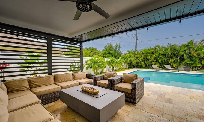Naples Park Cottage | Walk to Beach: Getaway w/Pool in Naples!