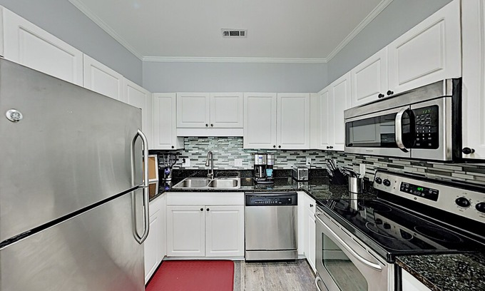 Vaught Condo | Walk to Beach & Golf! Pristine Savannah Shores Condo w/ Pool & Putting Green