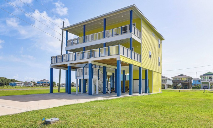 Galveston House | Walk to Beach: Group Getaway in Galveston!