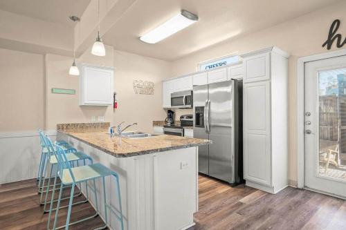 Corpus Christi House | Walk to Beach Shared Pool & Grill Dog Friendly